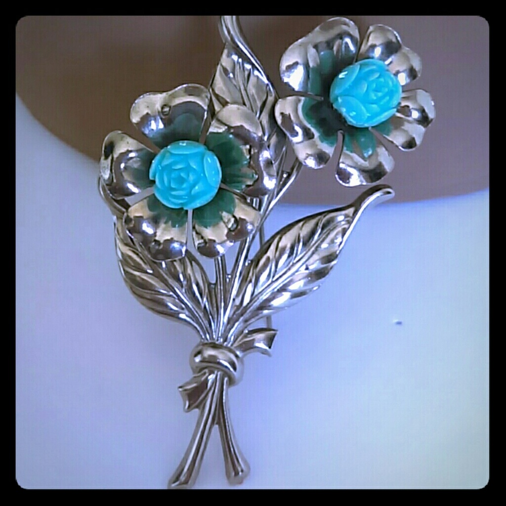 Vintage Silver toned metal Flower Brooch